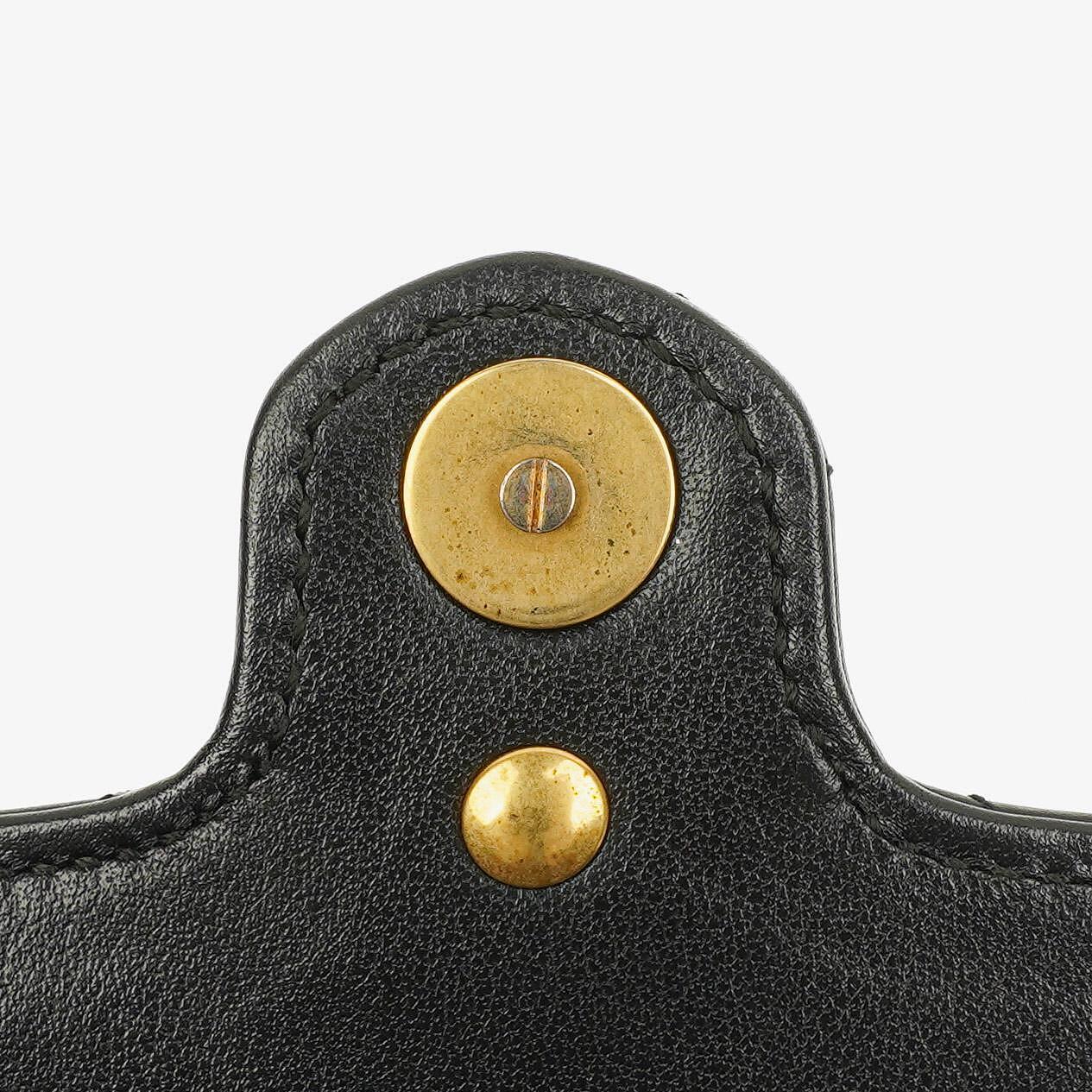 Gucci GG Marmont 2.0 Münztasche an Kette aus schwarzem Matelassé-Kalbsleder