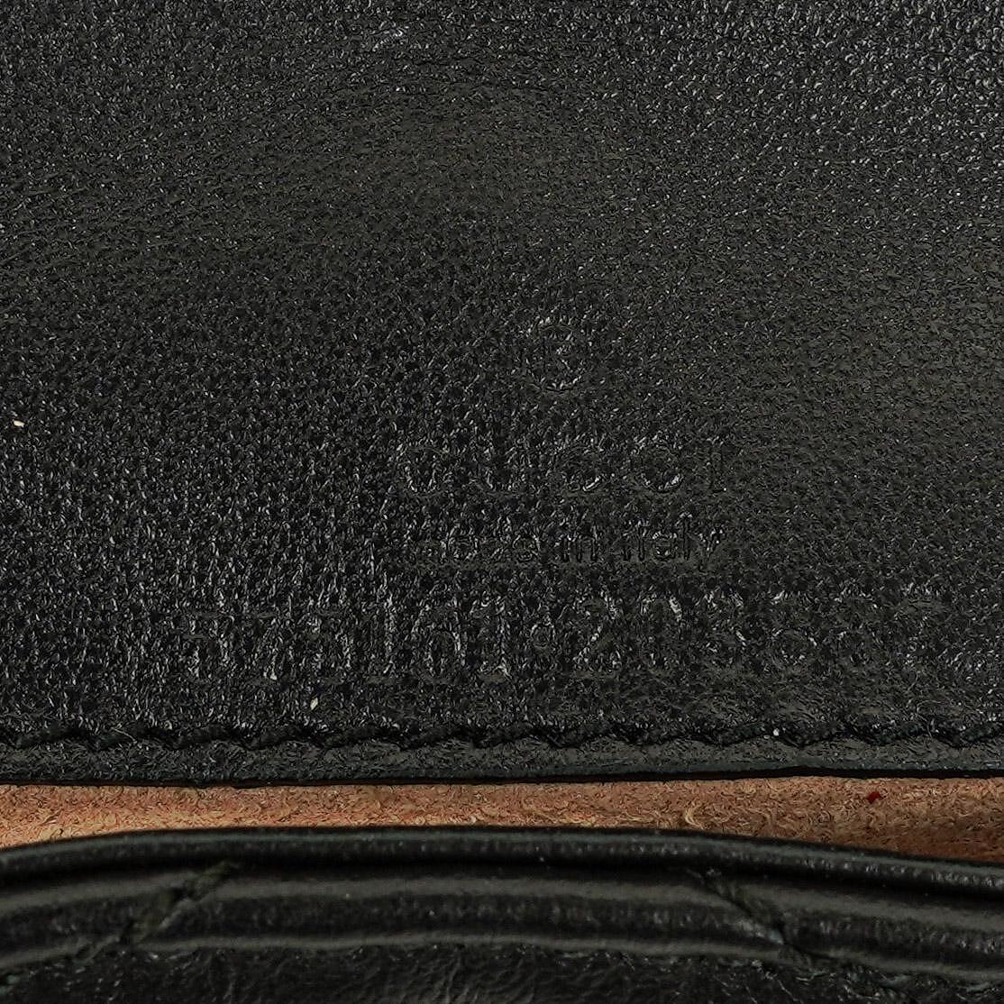 Gucci GG Marmont 2.0 Münztasche an Kette aus schwarzem Matelassé-Kalbsleder