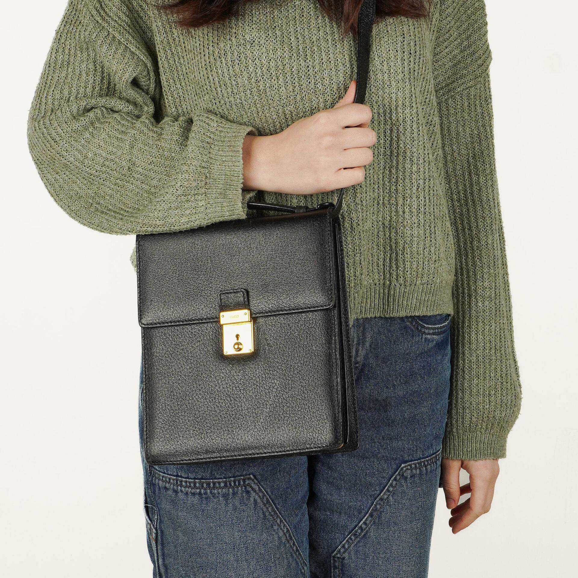 Gucci Schwarze Narbige Leder-Schultertasche