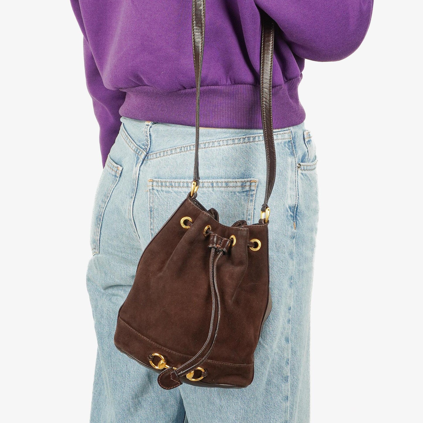 Gucci Bucket Bag aus braunem Leder und Wildleder mit Horsebit-Kette und Zugband