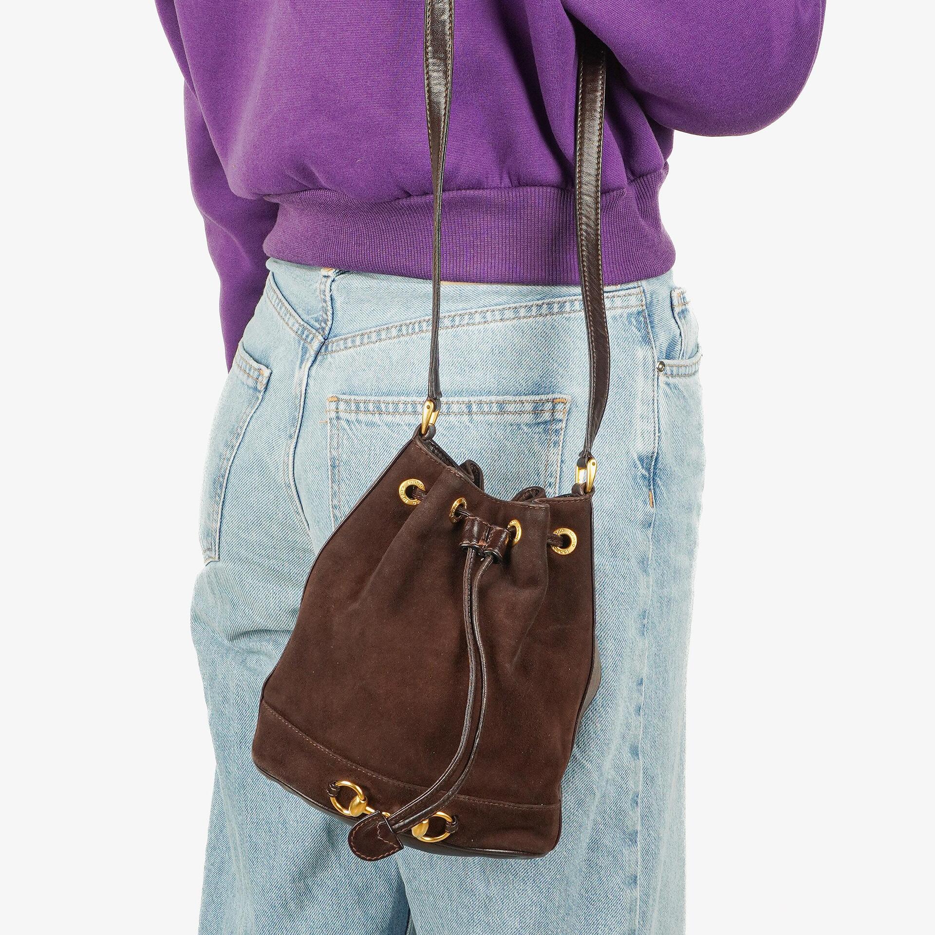 Gucci Bucket Bag aus braunem Leder und Wildleder mit Horsebit-Kette und Zugband
