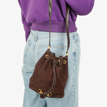 Gucci Bucket Bag aus braunem Leder und Wildleder mit Horsebit-Kette und Zugband