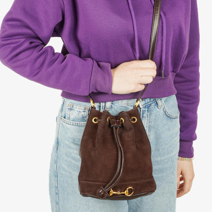 Gucci Bucket Bag aus braunem Leder und Wildleder mit Horsebit-Kette und Zugband