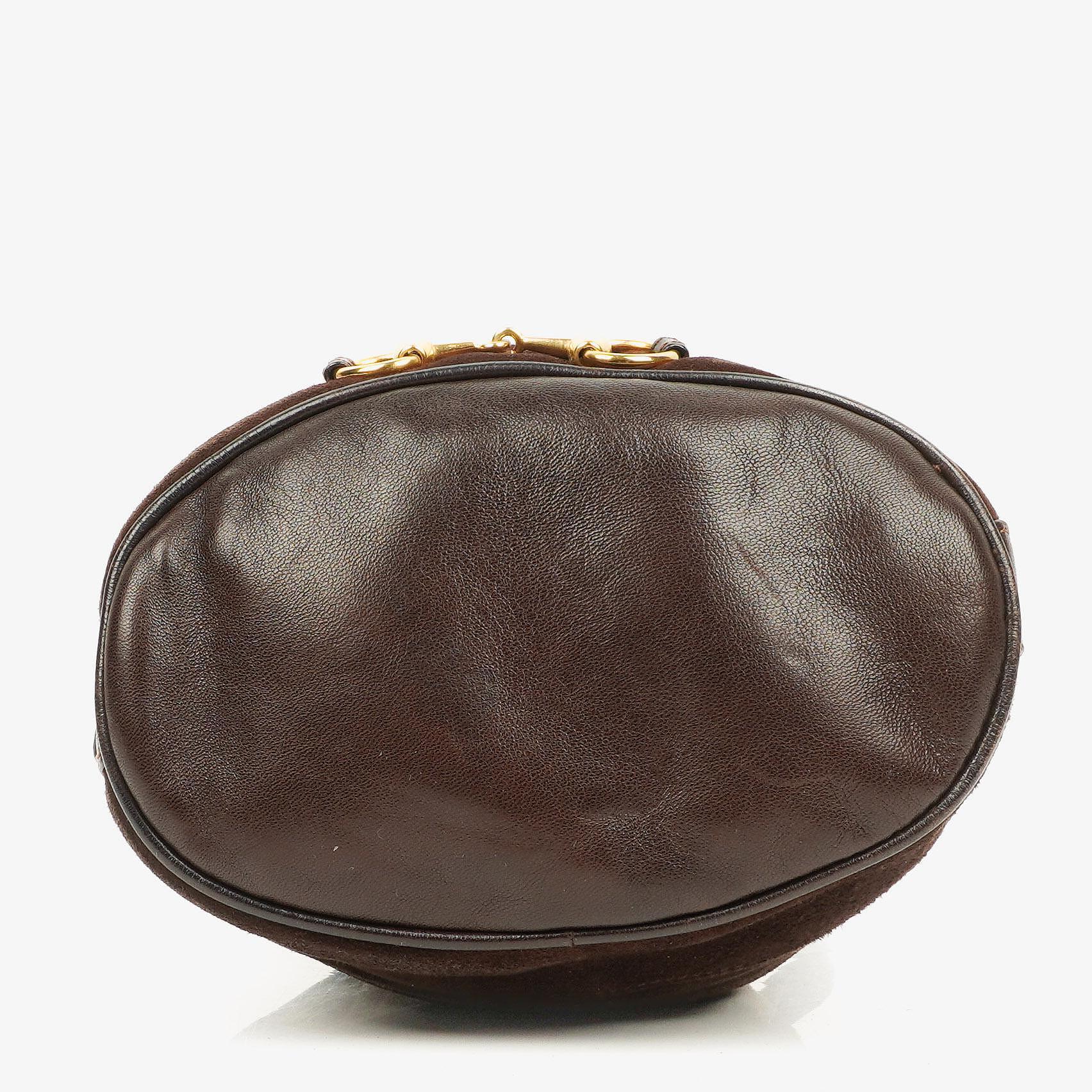 Gucci Bucket Bag aus braunem Leder und Wildleder mit Horsebit-Kette und Zugband