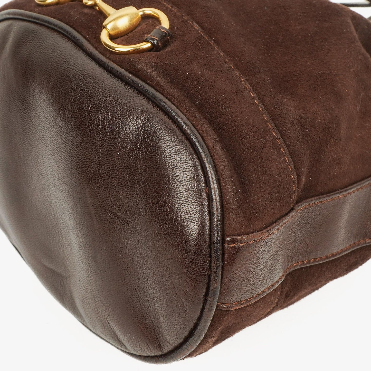 Gucci Bucket Bag aus braunem Leder und Wildleder mit Horsebit-Kette und Zugband