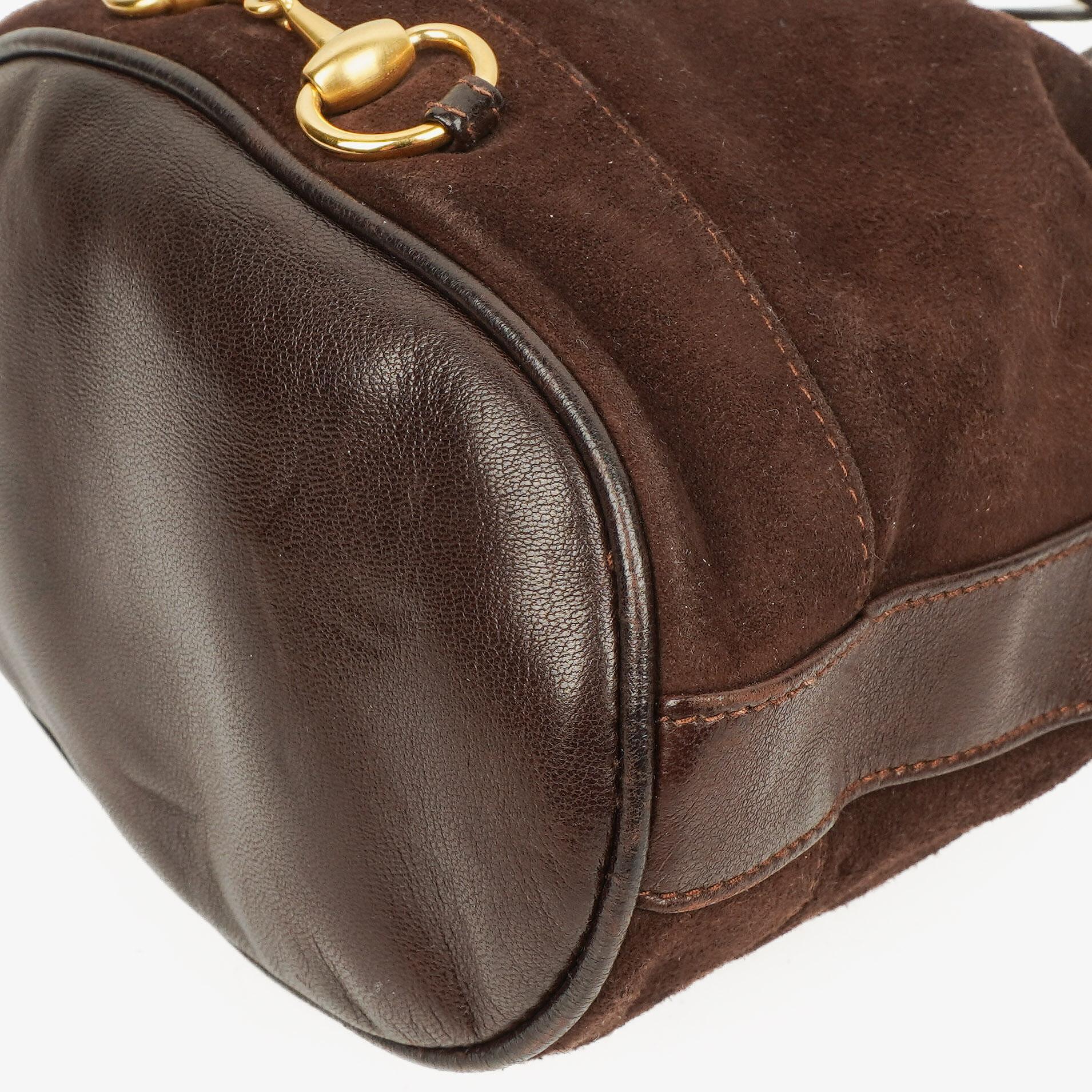 Gucci Bucket Bag aus braunem Leder und Wildleder mit Horsebit-Kette und Zugband