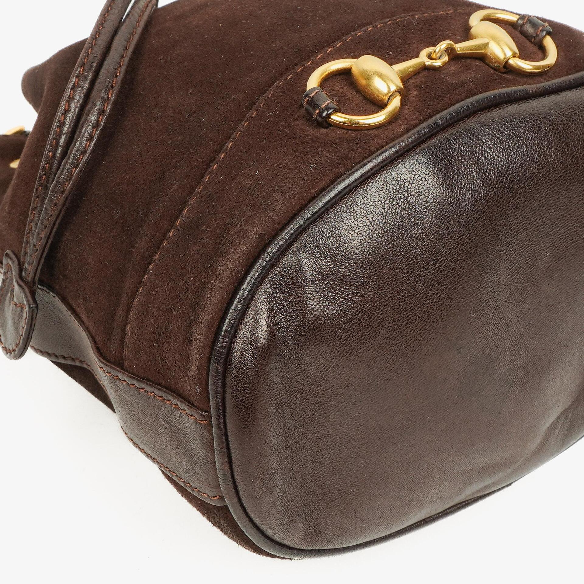 Gucci Bucket Bag aus braunem Leder und Wildleder mit Horsebit-Kette und Zugband