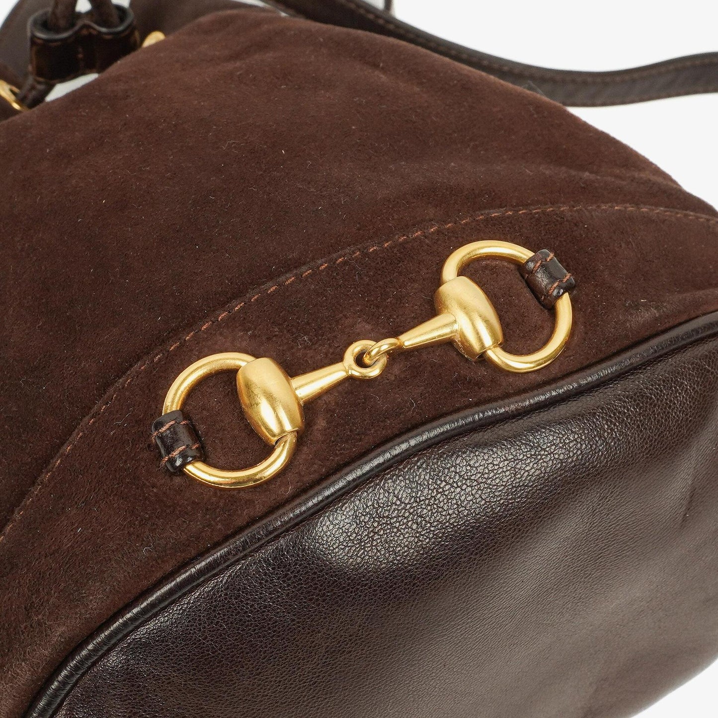Gucci Bucket Bag aus braunem Leder und Wildleder mit Horsebit-Kette und Zugband