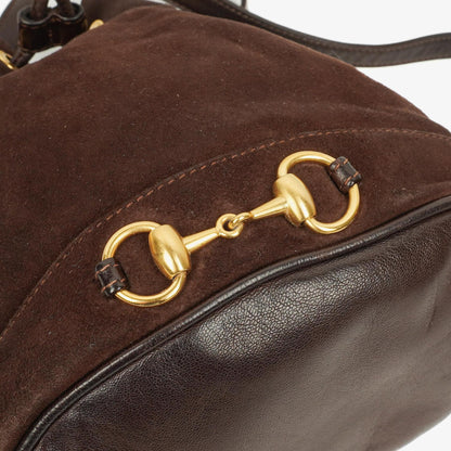 Gucci Bucket Bag aus braunem Leder und Wildleder mit Horsebit-Kette und Zugband