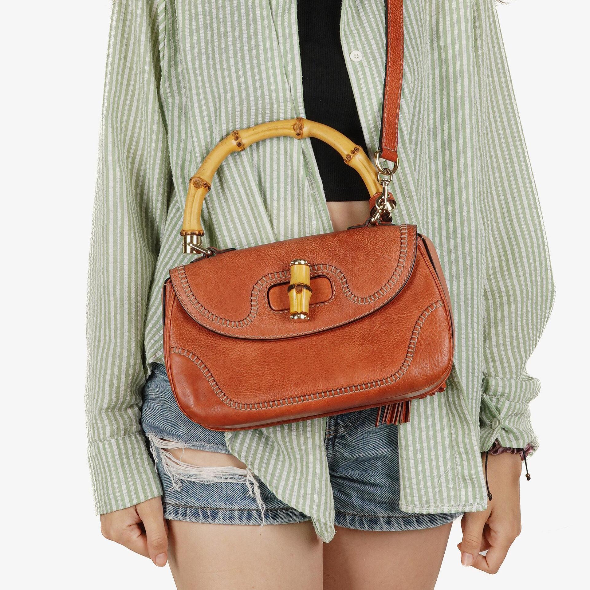 Gucci Medium New Convertible Bamboo Top Handle Tasche aus genarbtem Kalbsleder in Koralle