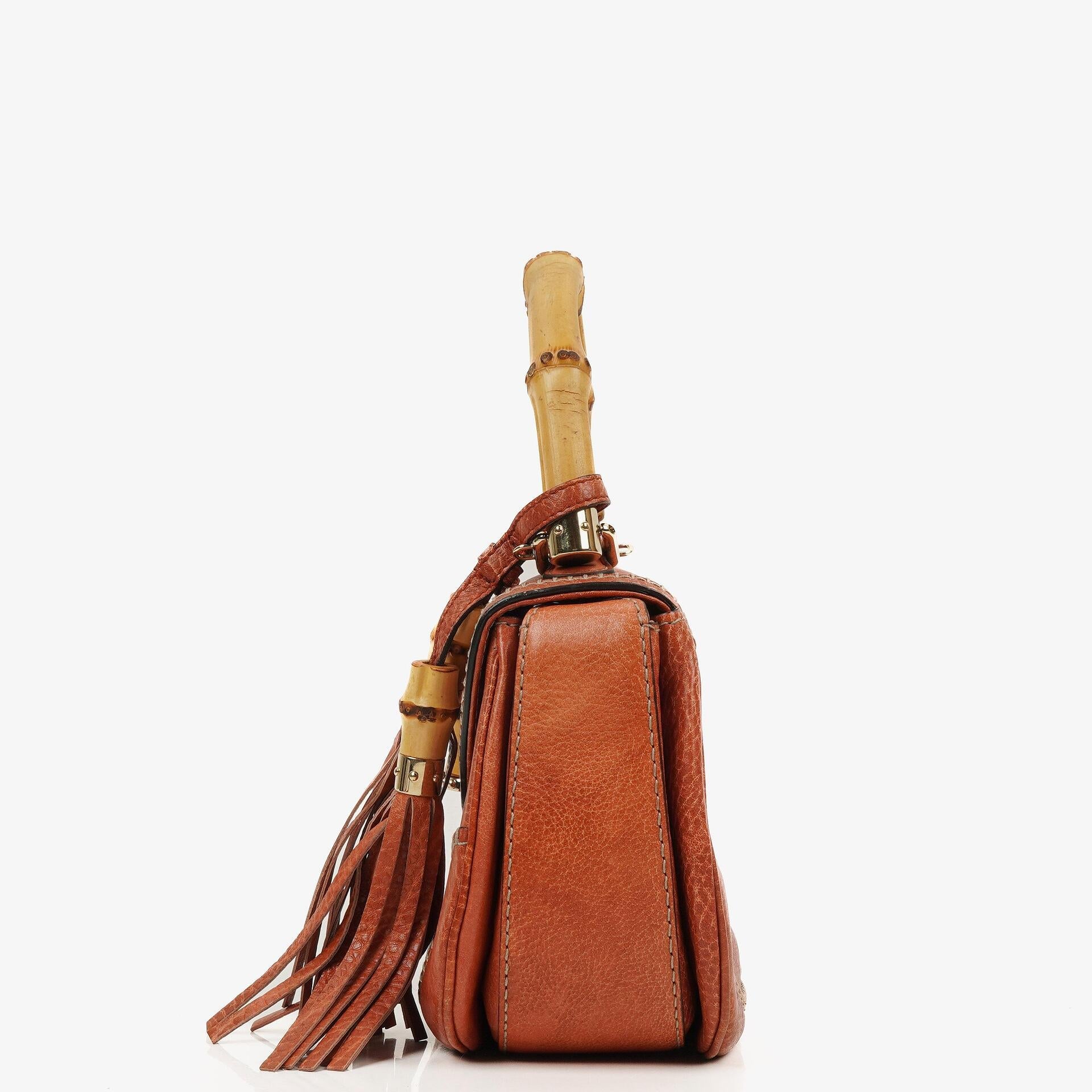 Gucci Medium New Convertible Bamboo Top Handle Tasche aus genarbtem Kalbsleder in Koralle