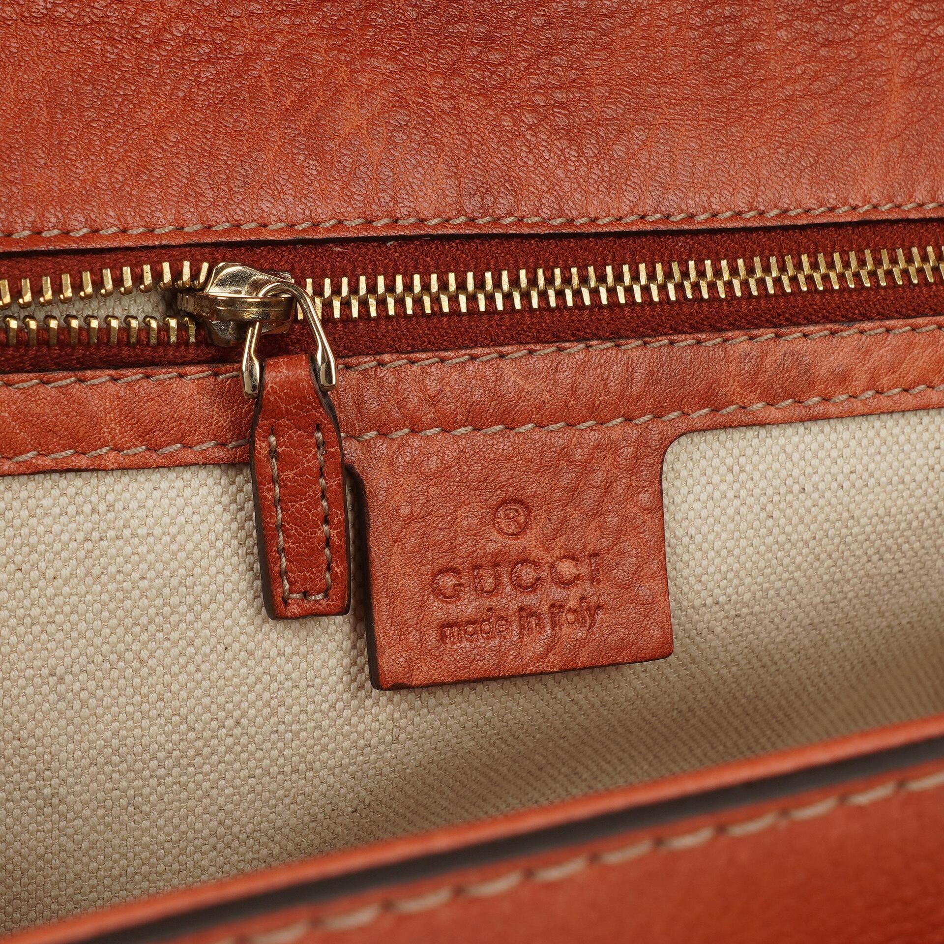 Gucci Medium New Convertible Bamboo Top Handle Tasche aus genarbtem Kalbsleder in Koralle