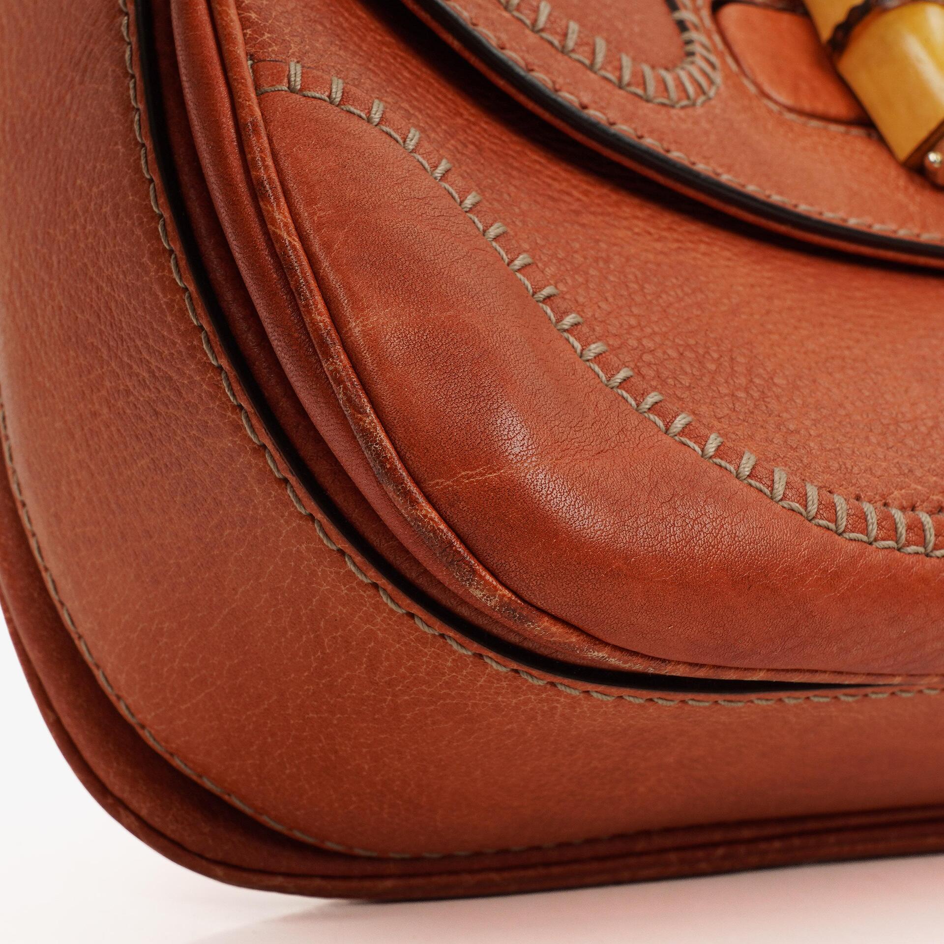 Gucci Medium New Convertible Bamboo Top Handle Tasche aus genarbtem Kalbsleder in Koralle