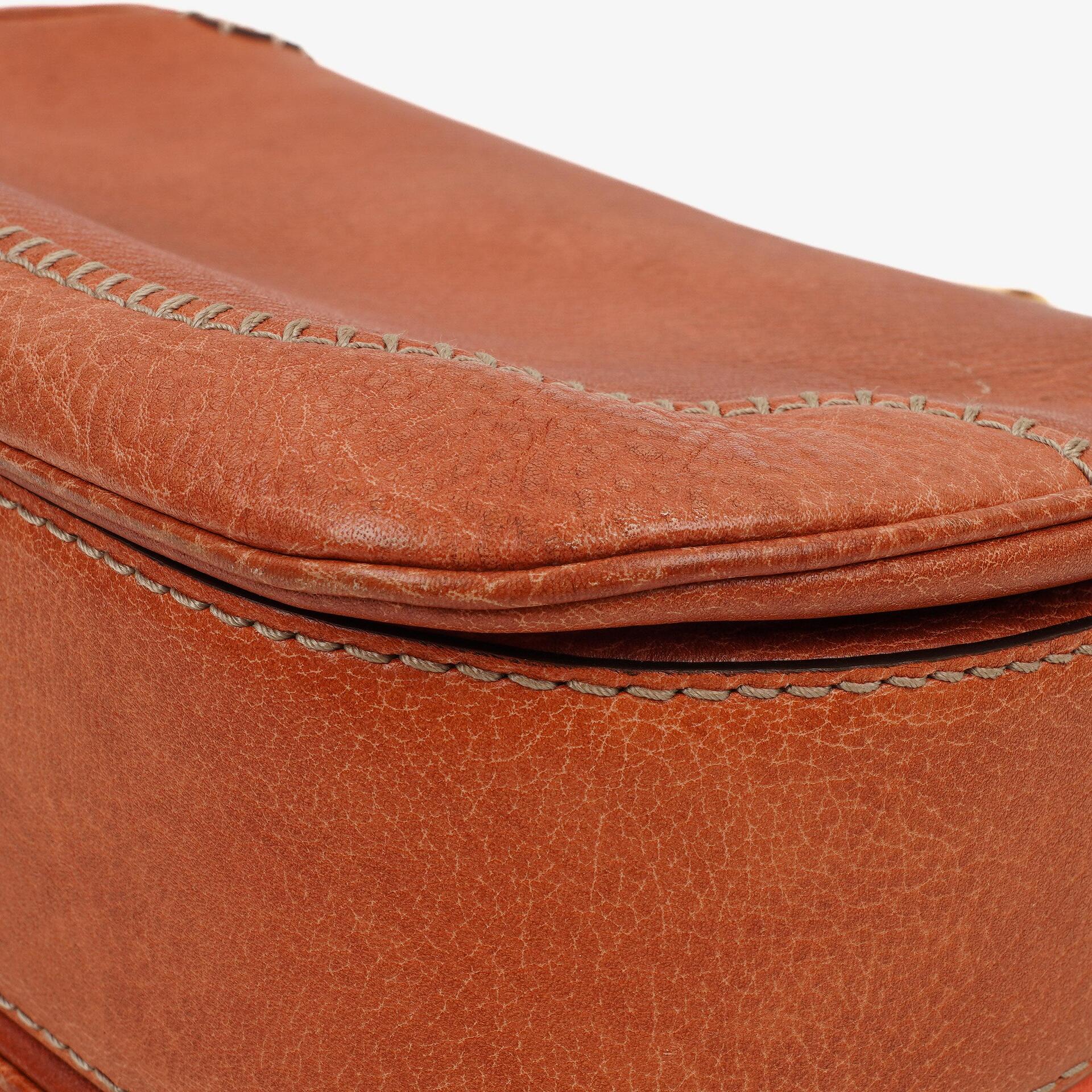 Gucci Medium New Convertible Bamboo Top Handle Tasche aus genarbtem Kalbsleder in Koralle
