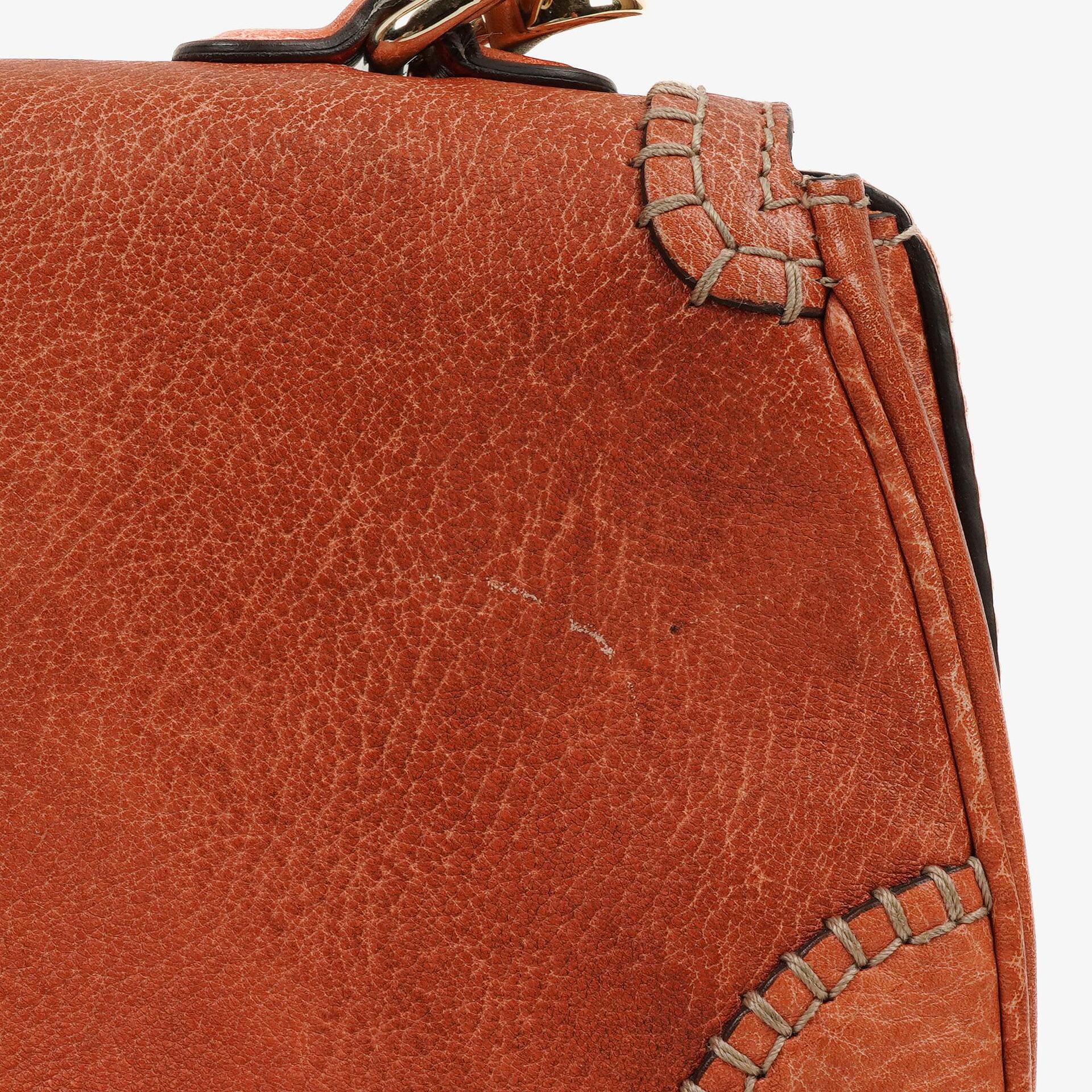 Gucci Medium New Convertible Bamboo Top Handle Tasche aus genarbtem Kalbsleder in Koralle