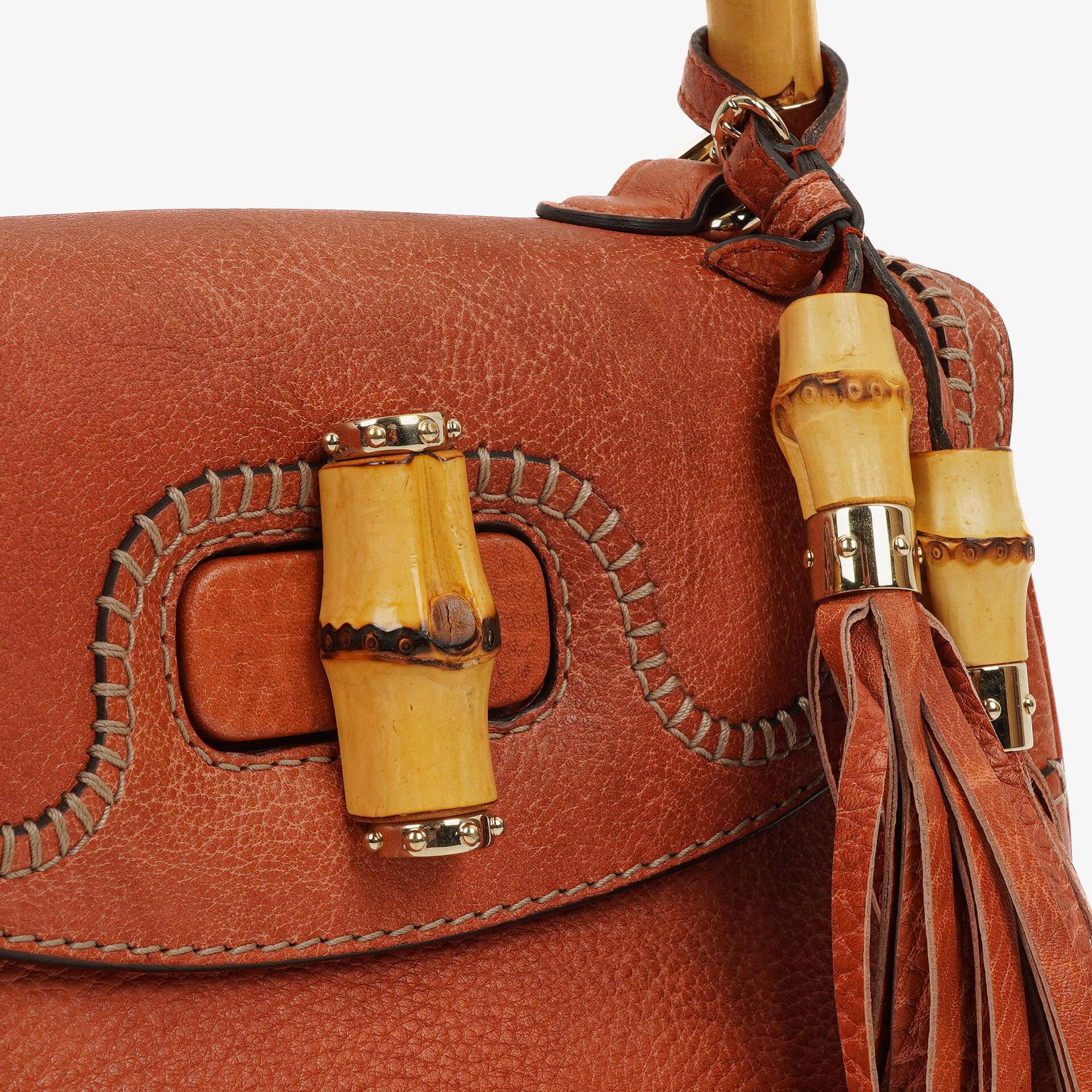 Gucci Medium New Convertible Bamboo Top Handle Tasche aus genarbtem Kalbsleder in Koralle