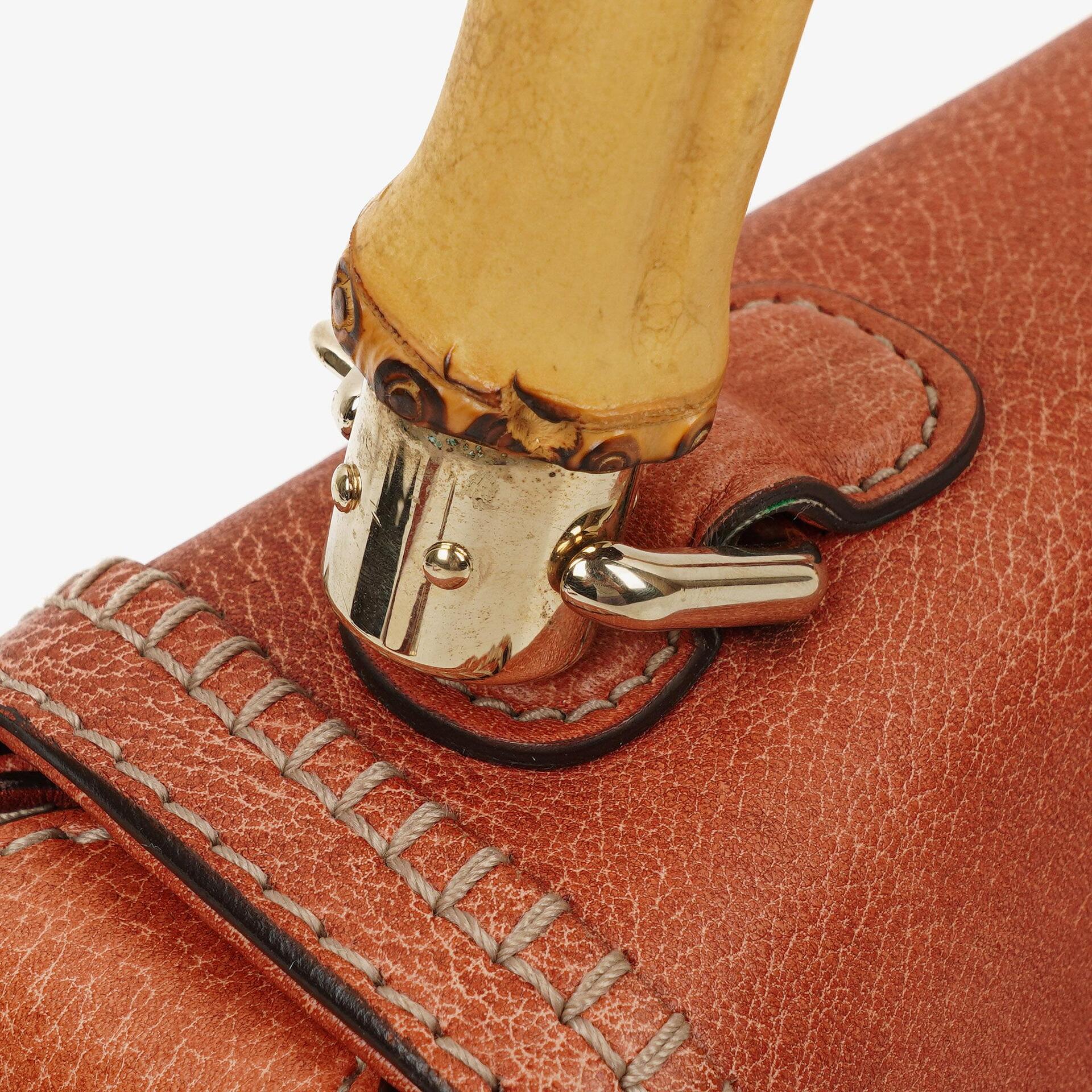 Gucci Medium New Convertible Bamboo Top Handle Tasche aus genarbtem Kalbsleder in Koralle