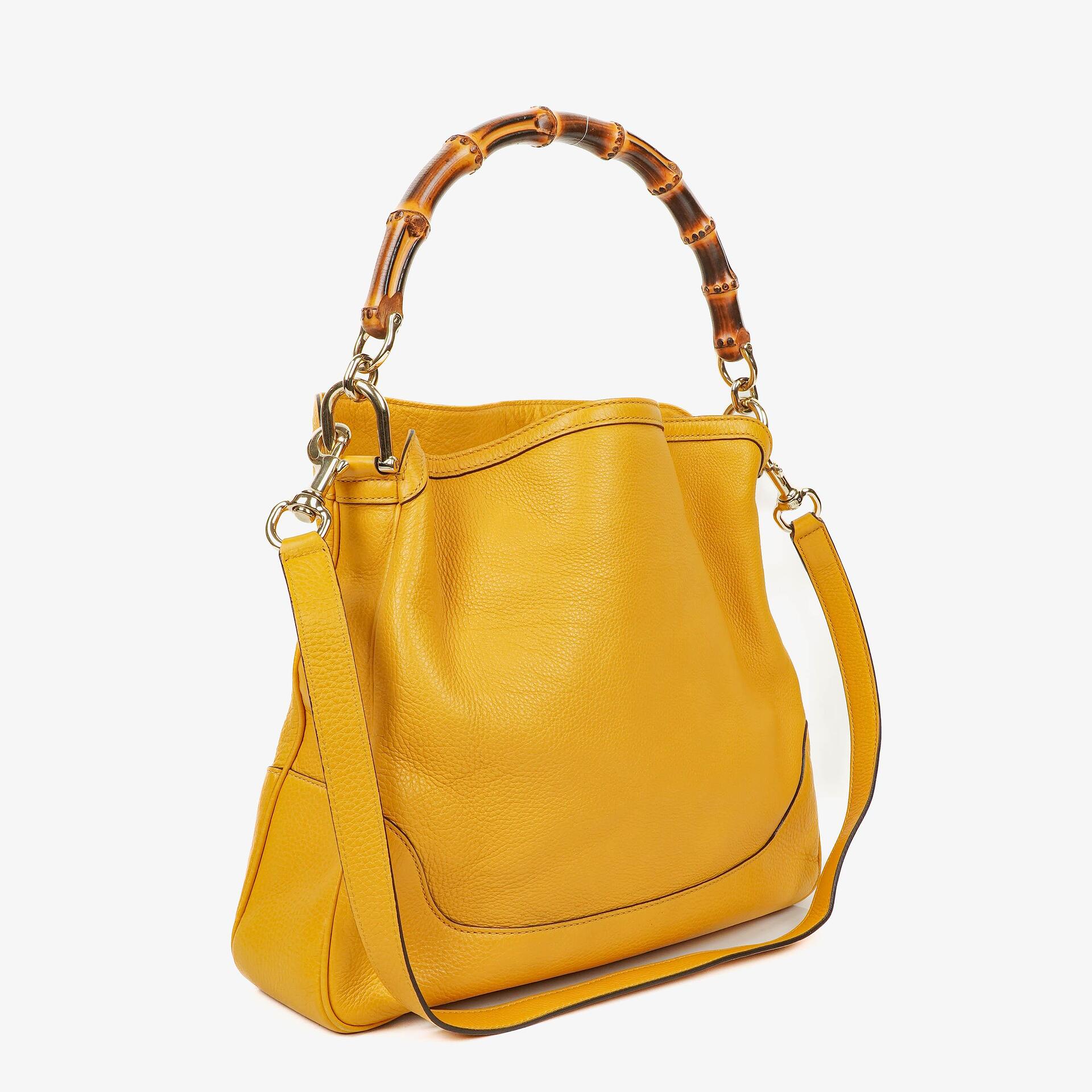Gucci Diana Schultertasche in Gelb aus genarbtem Leder mit Bambusgriff