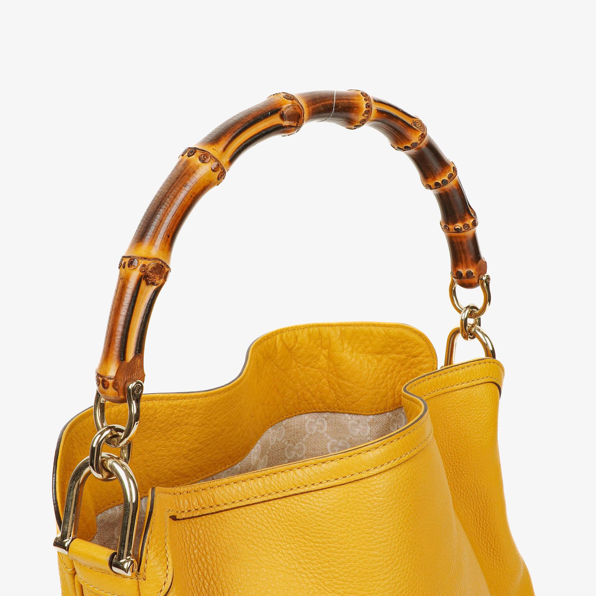 Gucci Diana Schultertasche in Gelb aus genarbtem Leder mit Bambusgriff