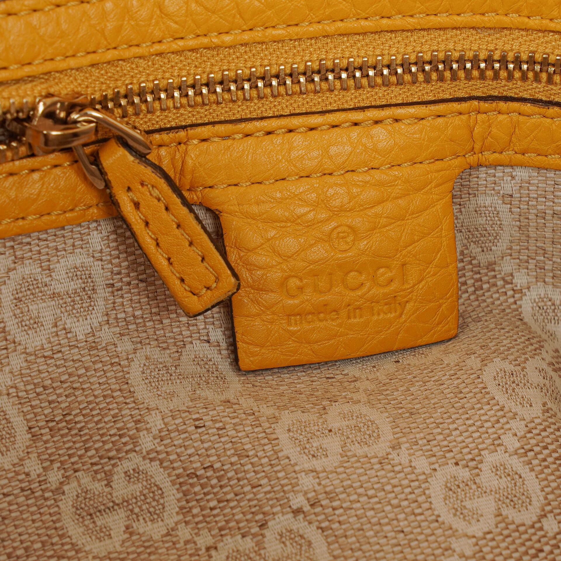 Gucci Diana Schultertasche in Gelb aus genarbtem Leder mit Bambusgriff
