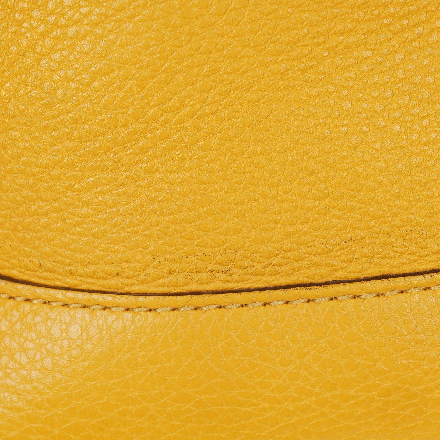 Gucci Diana Schultertasche in Gelb aus genarbtem Leder mit Bambusgriff