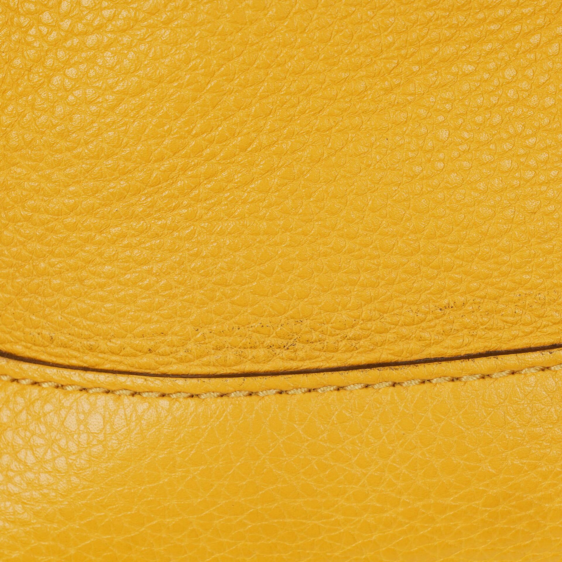 Gucci Diana Schultertasche in Gelb aus genarbtem Leder mit Bambusgriff