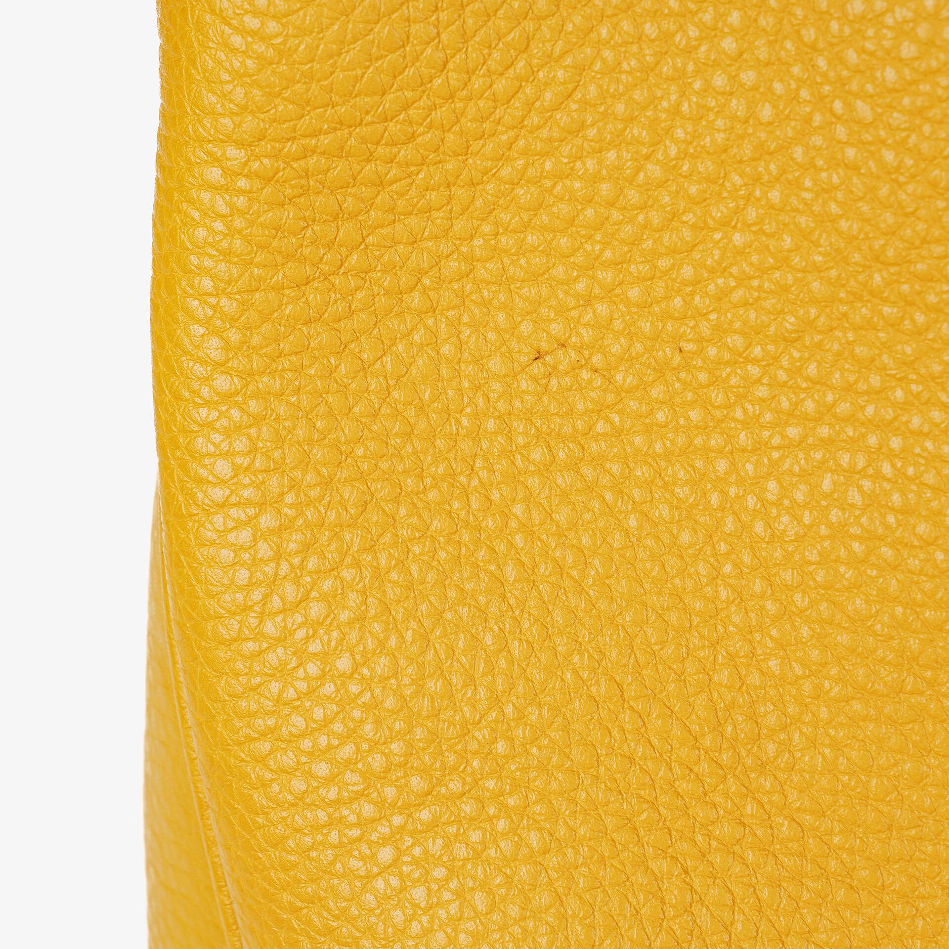 Gucci Diana Schultertasche in Gelb aus genarbtem Leder mit Bambusgriff