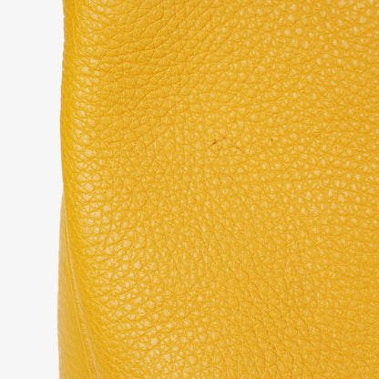 Gucci Diana Schultertasche in Gelb aus genarbtem Leder mit Bambusgriff