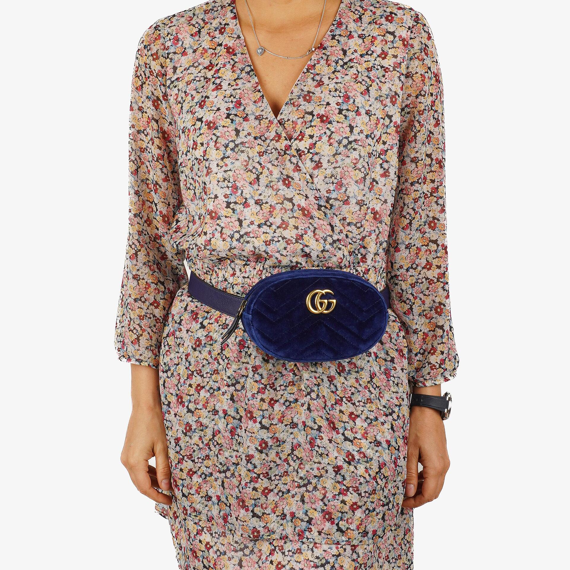 Gucci GG Marmont Matelasse Kobaltblau Samt Gürteltasche 85 34