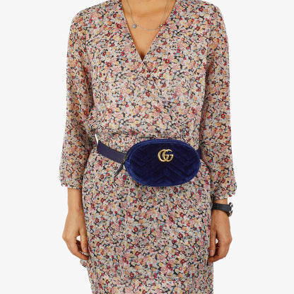 Gucci GG Marmont Matelasse Kobaltblau Samt Gürteltasche 85 34