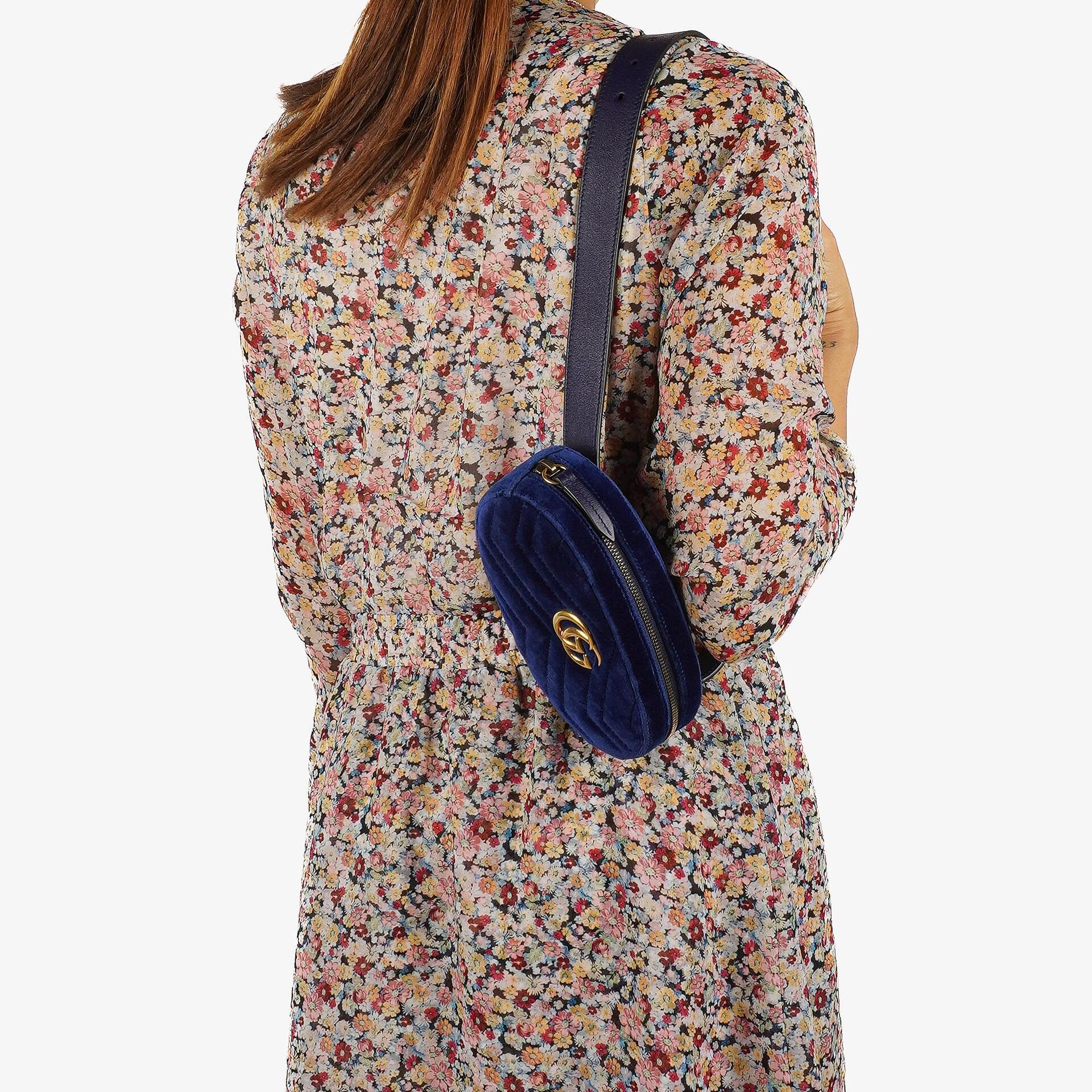 Gucci GG Marmont Matelasse Kobaltblau Samt Gürteltasche 85 34