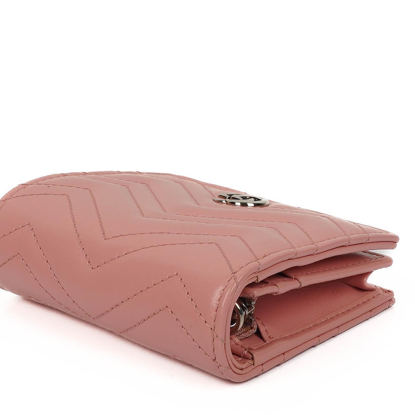Gucci GG Marmont Kleine Geldbörse an Kette Rosa Leder Silberfarbene Beschläge
