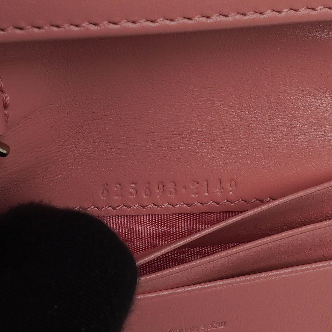 Gucci GG Marmont Kleine Geldbörse an Kette Rosa Leder Silberfarbene Beschläge
