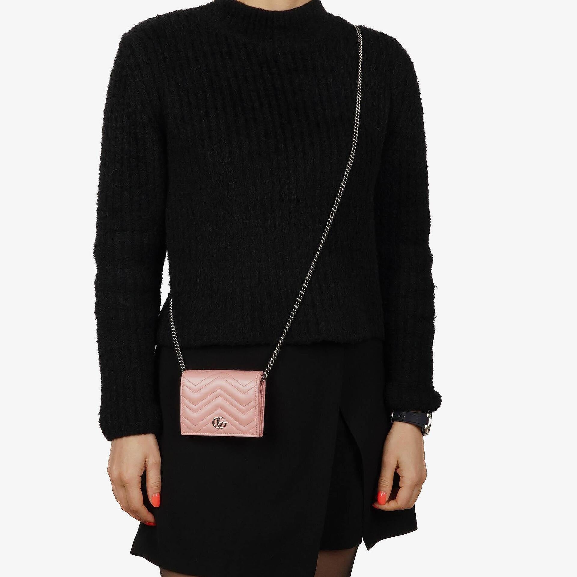 Gucci GG Marmont Kleine Geldbörse an Kette Rosa Leder Silberfarbene Beschläge