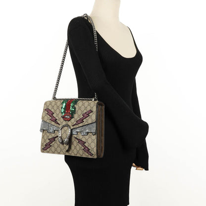 Gucci Medium Dionysus Schultertasche aus GG Supreme Monogram mit Lightning-Stickerei