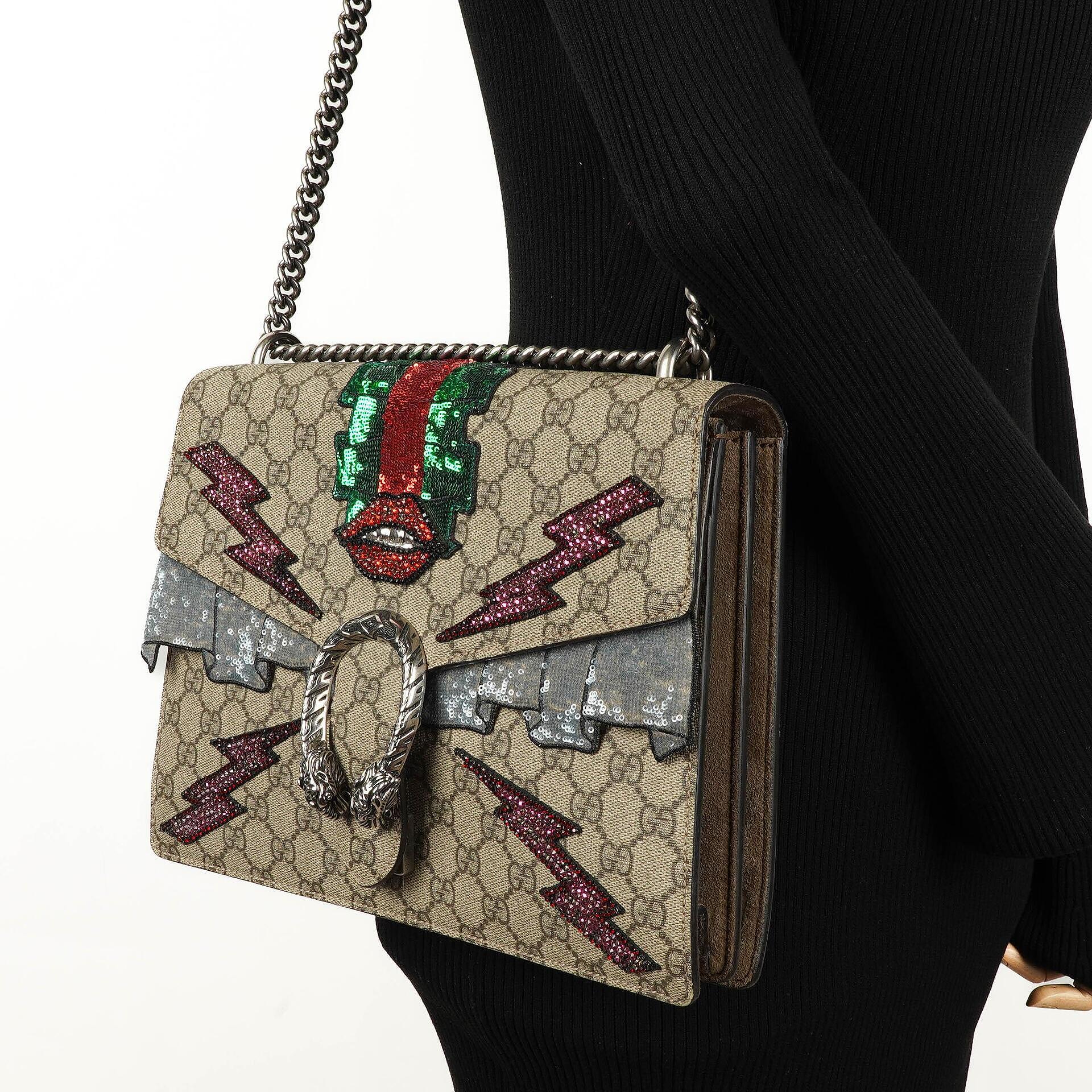 Gucci Medium Dionysus Schultertasche aus GG Supreme Monogram mit Lightning-Stickerei