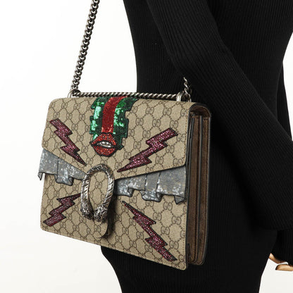 Gucci Medium Dionysus Schultertasche aus GG Supreme Monogram mit Lightning-Stickerei