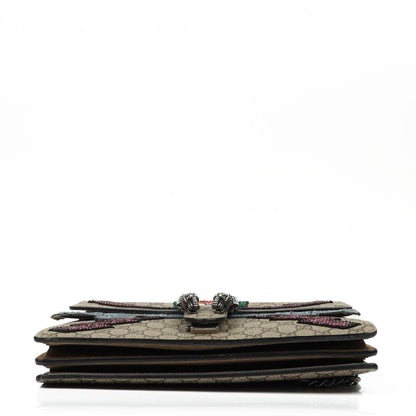 Gucci Medium Dionysus Schultertasche aus GG Supreme Monogram mit Lightning-Stickerei