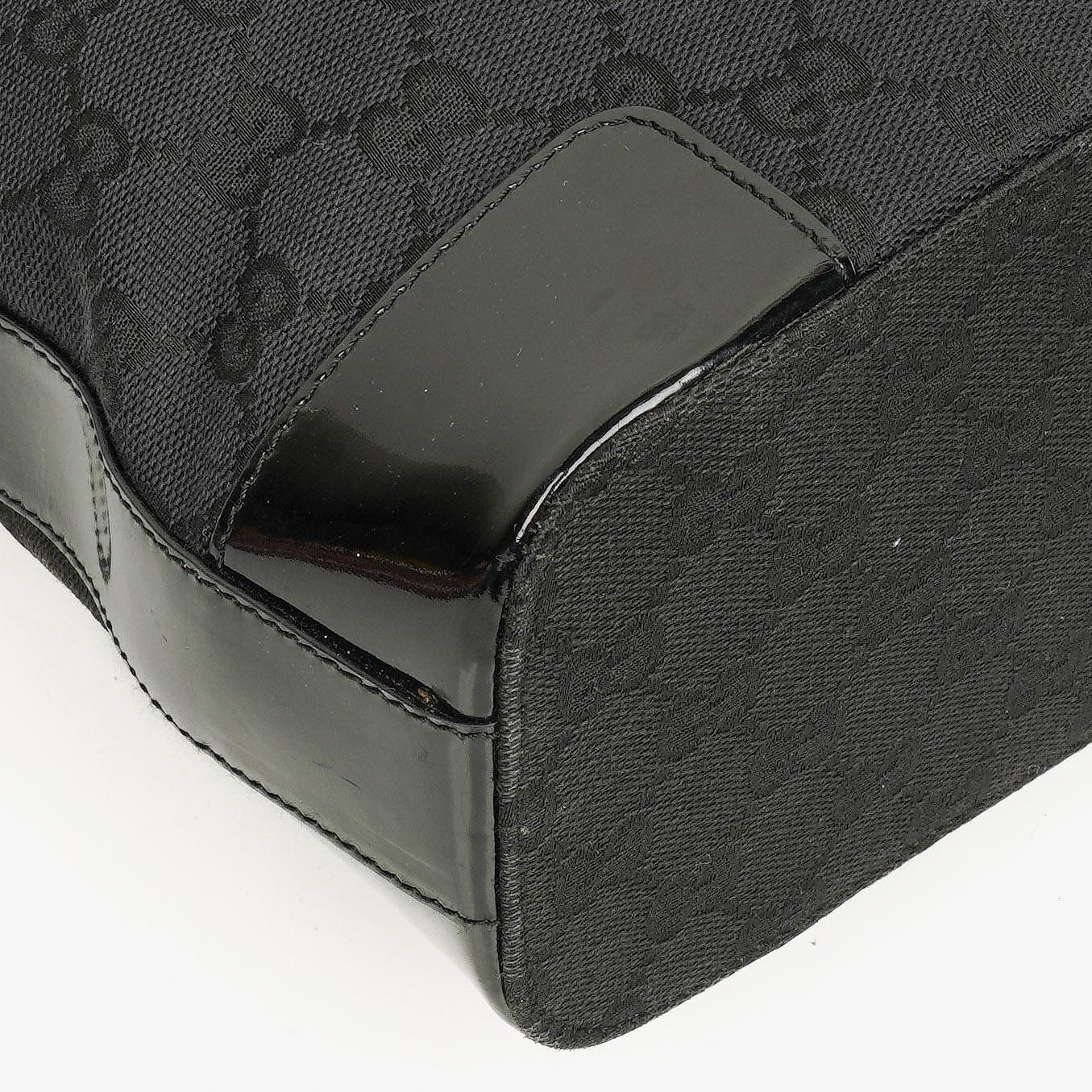 Gucci Hobo Schultertasche aus schwarzem GG Canvas und Lackleder