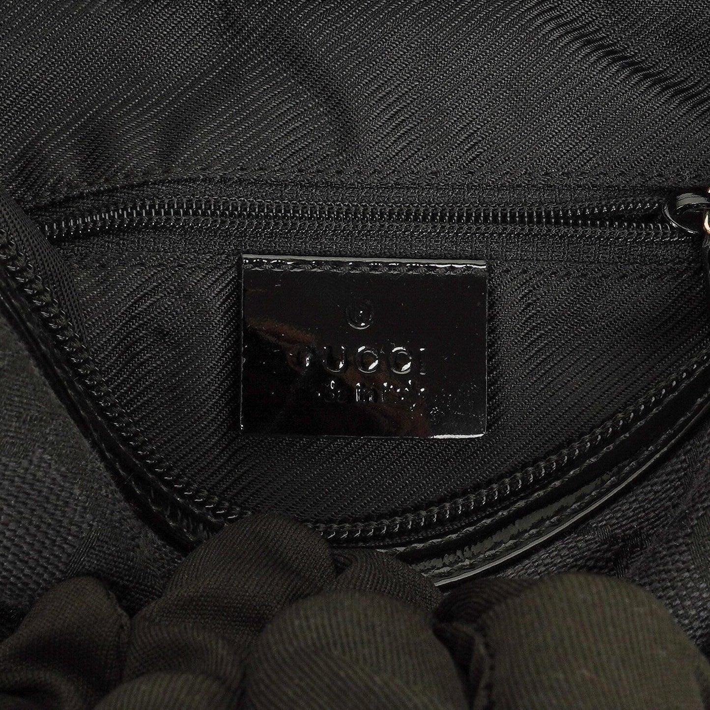 Gucci Hobo Schultertasche aus schwarzem GG Canvas und Lackleder
