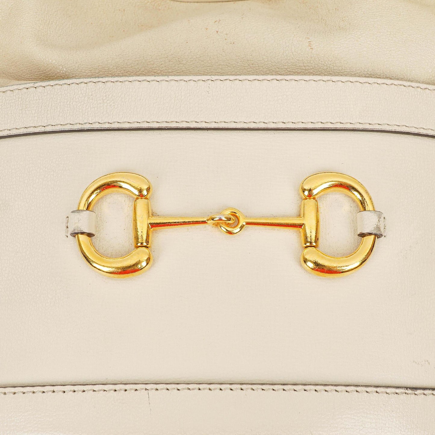 Gucci Horsebit 1955 Azalea Sakai Kalbsleder Mystic Weiß Beuteltasche mit Kordelzug