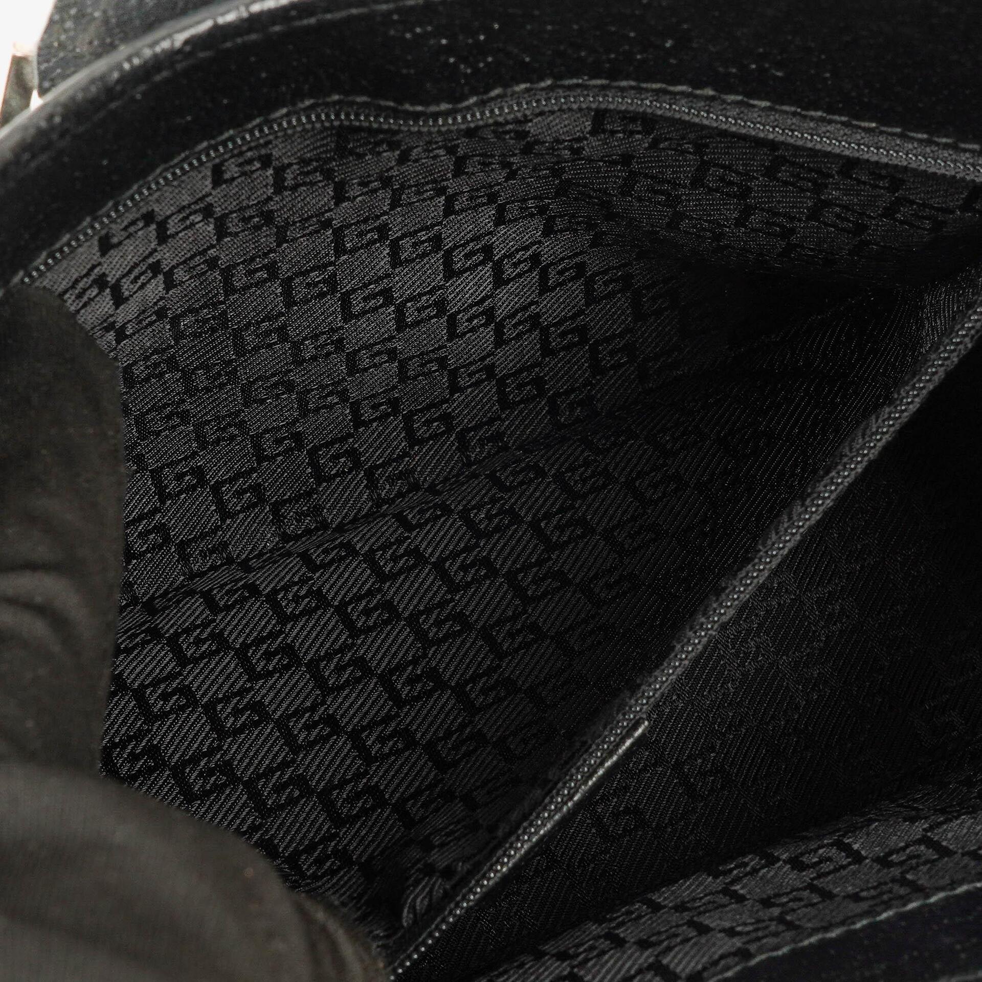 Gucci Jackie Schultertasche aus schwarzem Canvas