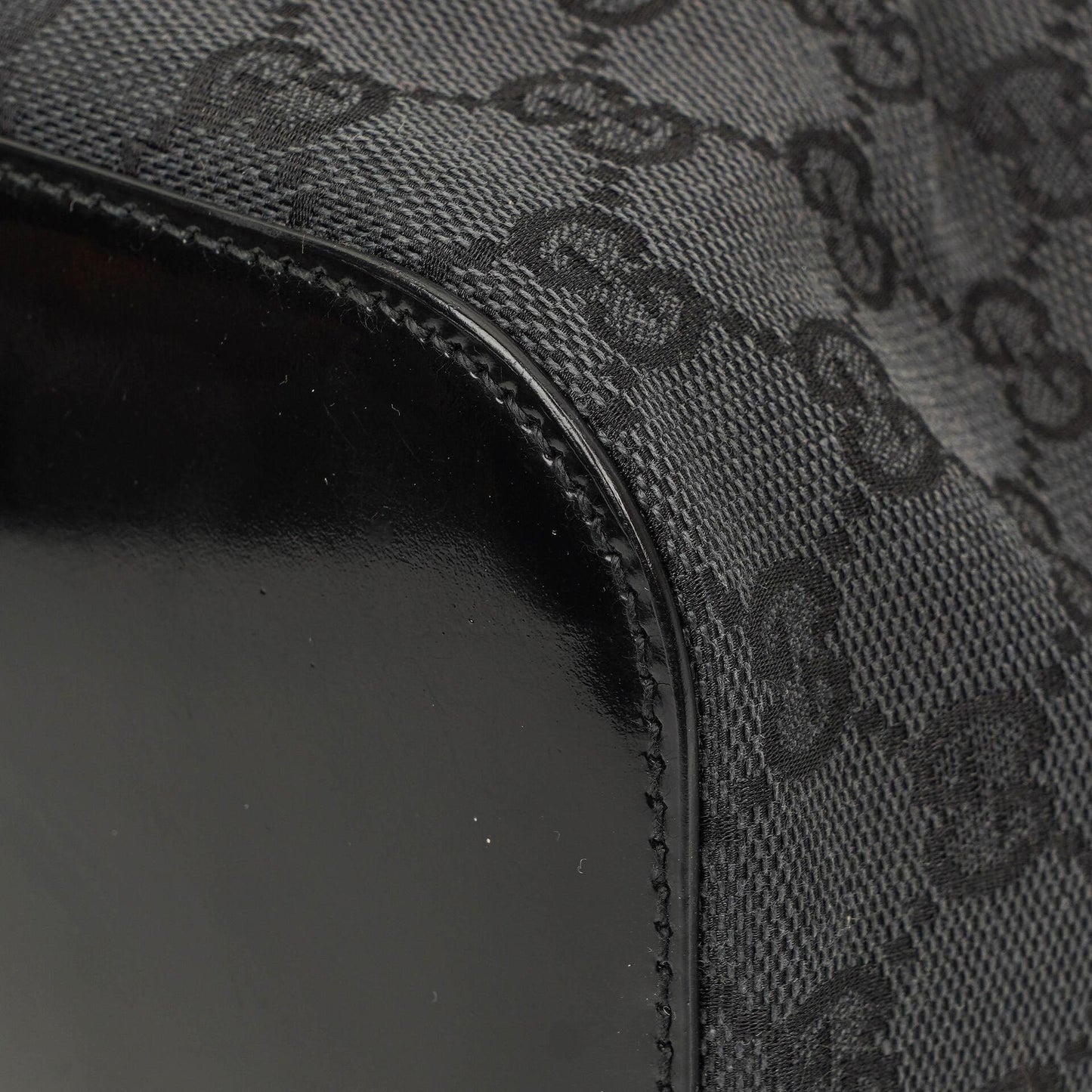 Gucci Loop Bucket Monogram Tote in Schwarz