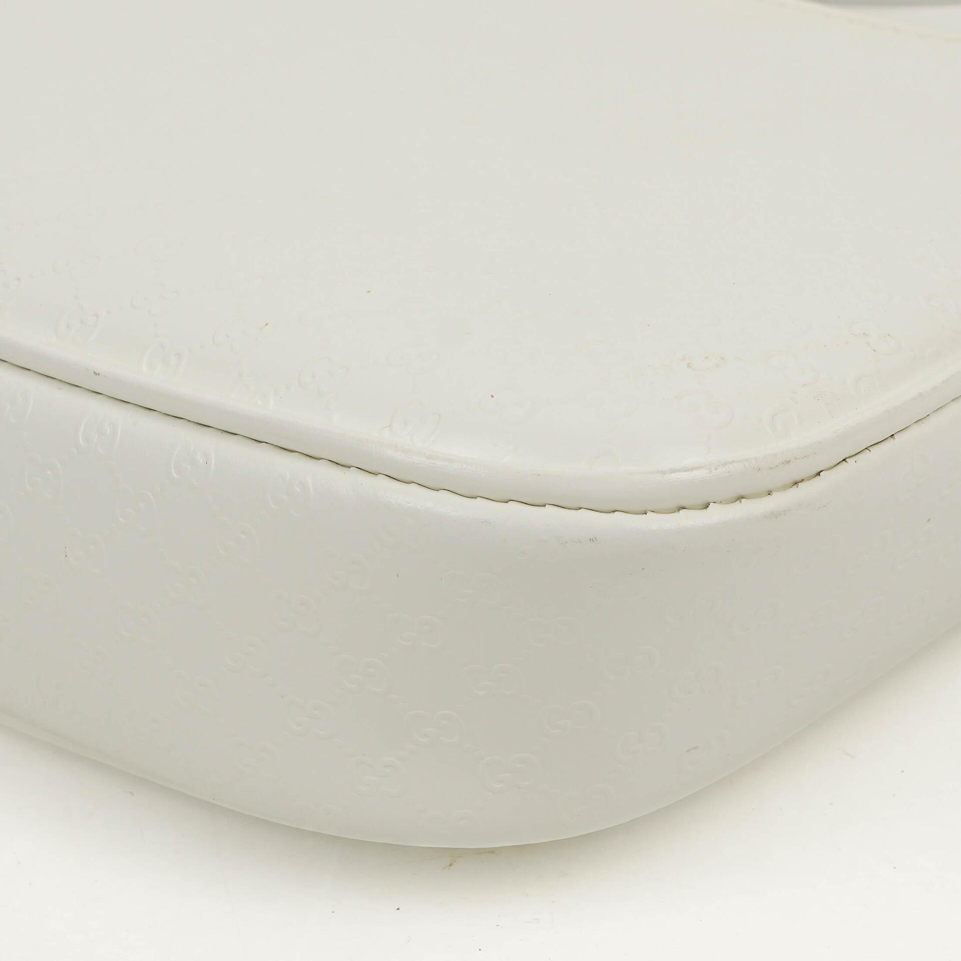 Gucci Microguccissima Pochette aus weißem Leder