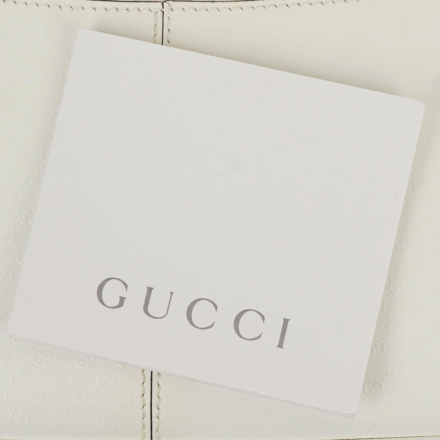Gucci Microguccissima Pochette aus weißem Leder