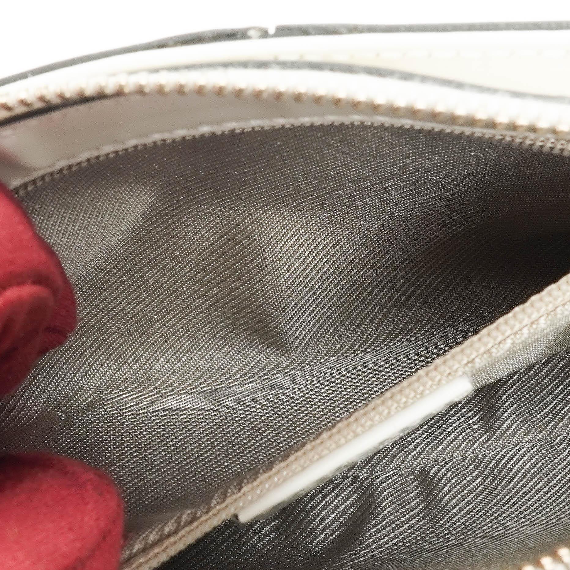 Gucci Microguccissima Pochette aus weißem Leder