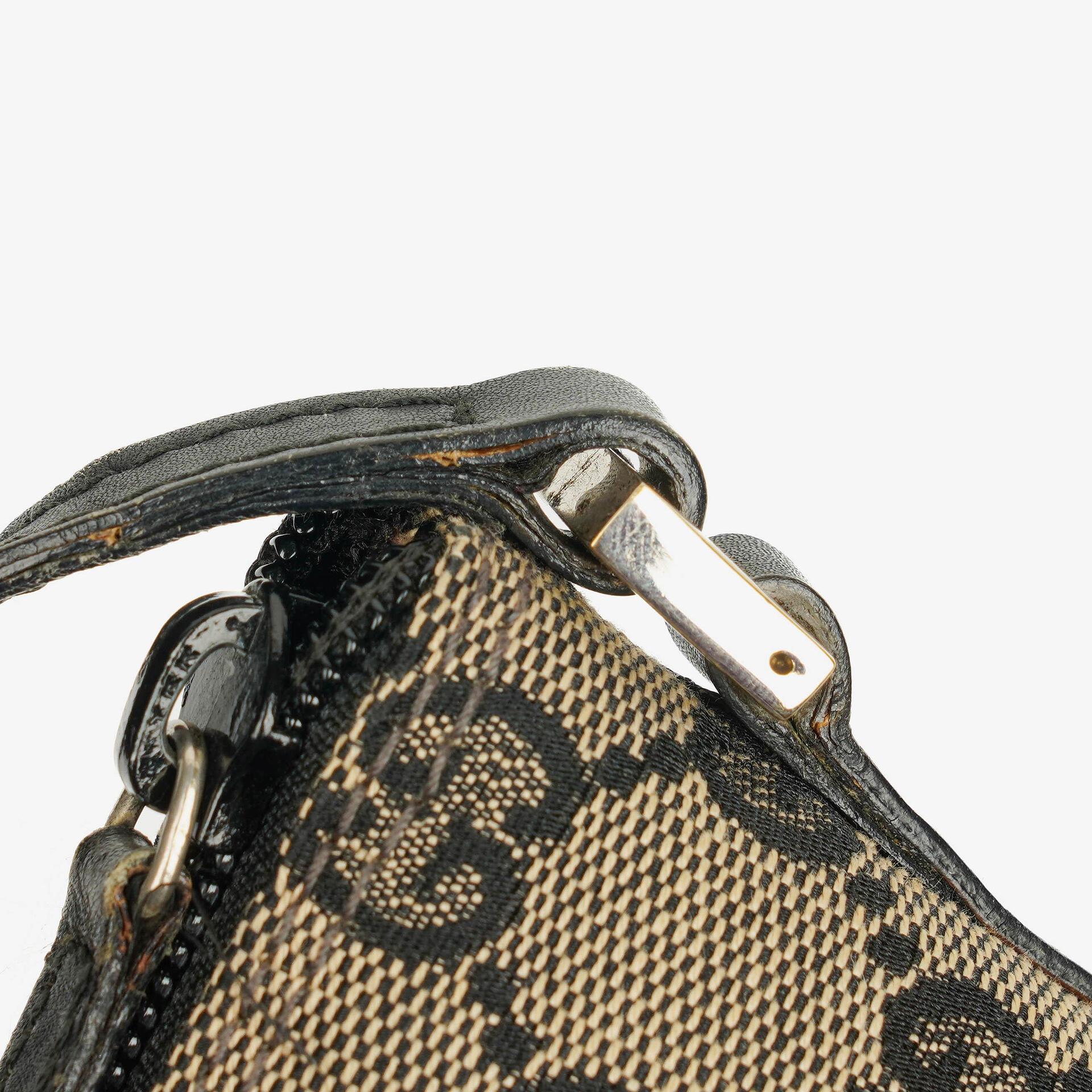 Gucci Mini Baguette Pochette Boat Tasche mit GG-Monogramm