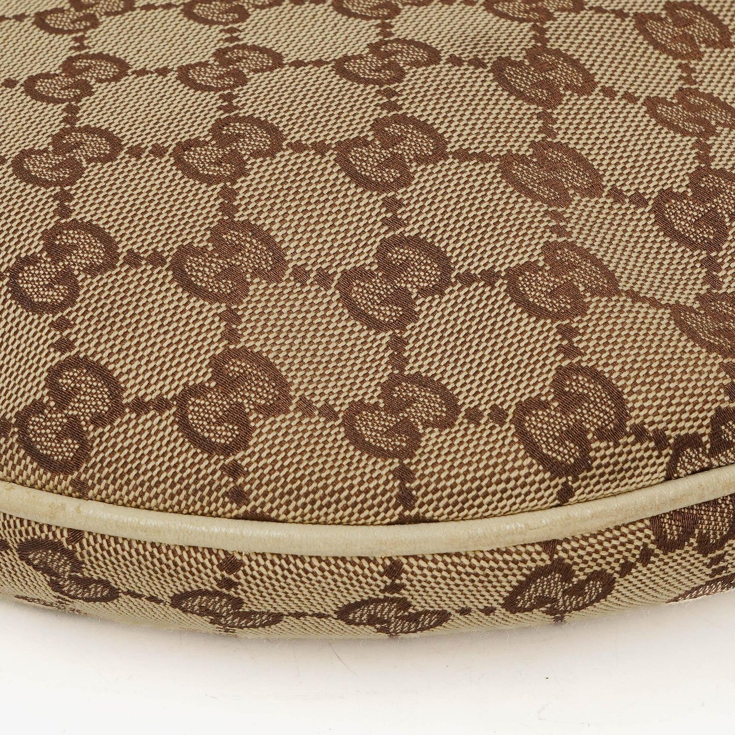 Gucci New Britt mittelgroße Halbmond-Hobo-Tasche mit Monogramm