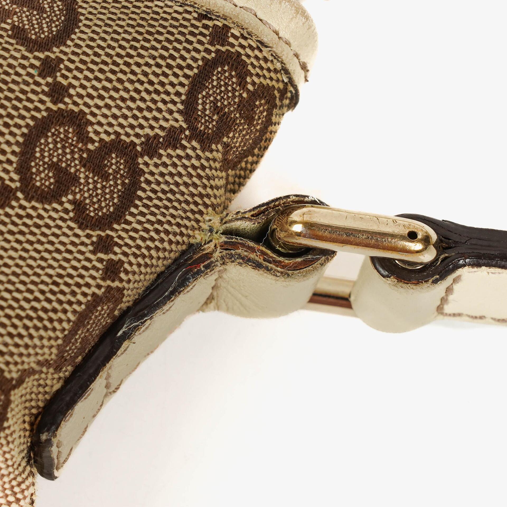 Gucci New Britt mittelgroße Halbmond-Hobo-Tasche mit Monogramm