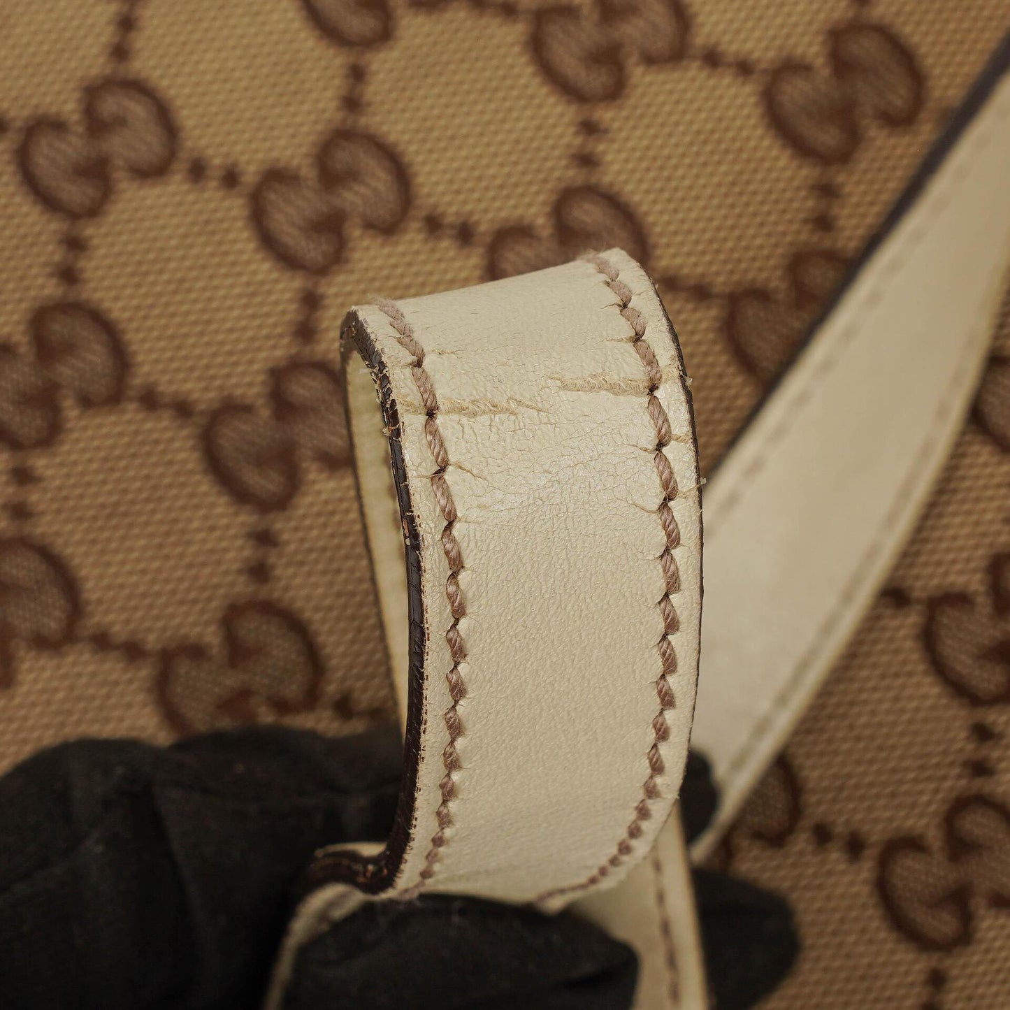 Gucci New Britt mittelgroße Halbmond-Hobo-Tasche mit Monogramm